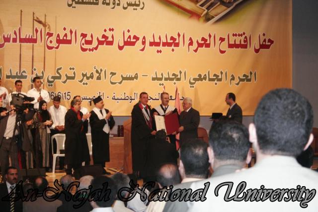 الرئيس محمود عباس يستلم درجة الدكتوراه الفخرية في القانون 