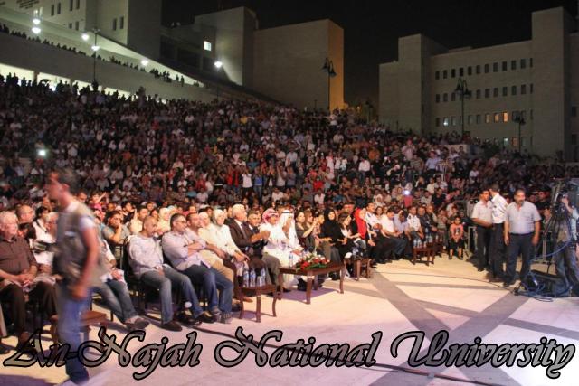 الفنان الكويتي الكبير عبد الله الرويشد يحي حفلة غنائية في جامعة النجاح الوطنية 7