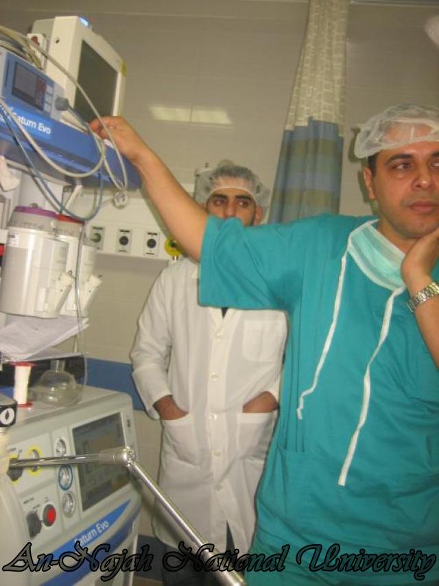 تدريب الطلبة على جهازي التخدير و التنفس الصناعي في م . رفيديا الحكومي